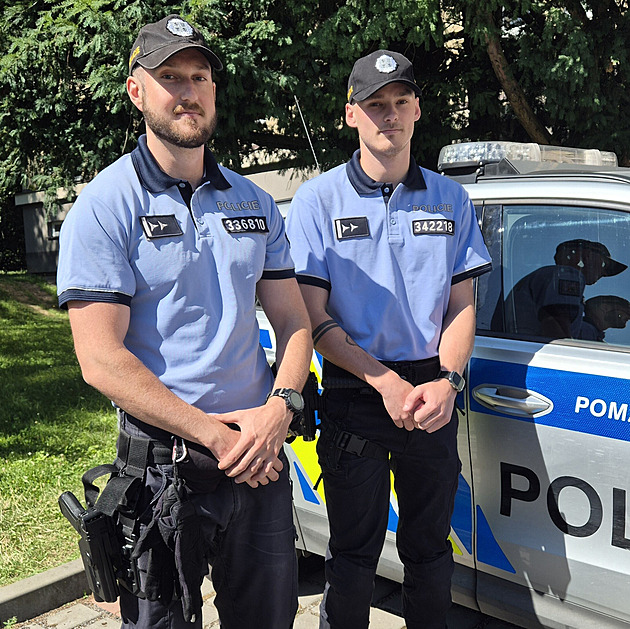 Jedenáctiletá dívka chtěla skočit ze střechy, pohotoví policisté ji včas zachytili