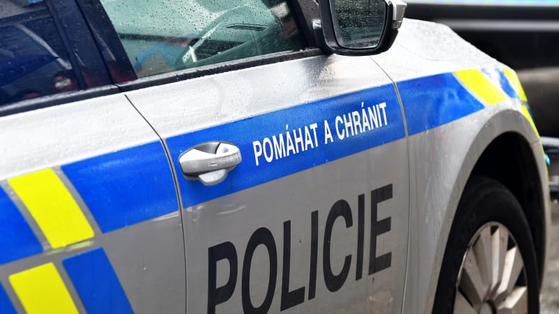 Smrtelná nehoda v Praze: Srážku tramvaje, motorky a auta nepřežil jeden člověk