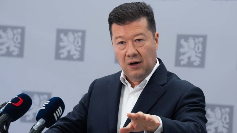 Cizinec natáčející šílenou jízdu na D1 přišel o řidičák. Okamuru nazval „šikmookým kohoutem“