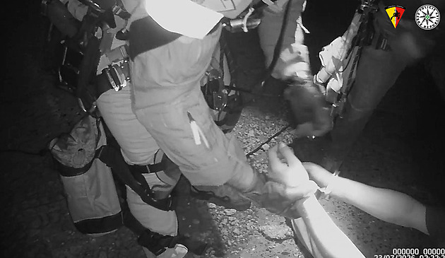 Zdrogovaný chtěl skočit z mostu. Po policii házel kamení, pak uvázl v konstrukci