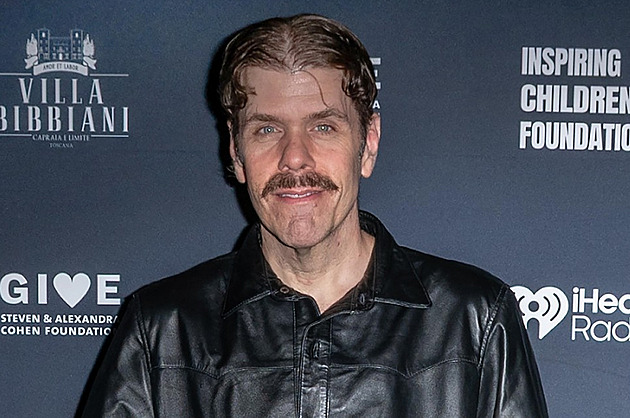Známý bloger Perez Hilton streamoval sebepoškozování. Utrpěl velkou ztrátu krve