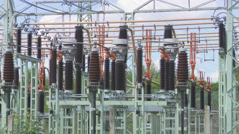 Maďaři musí kvůli suchu šetřit elektřinou. Může problém s její výrobou nastat i v Česku?