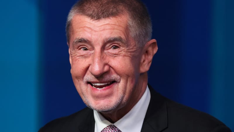 Prší, děkujeme Jezulátku! raduje se Babiš ve videu. Vláda chystá speciální zákon