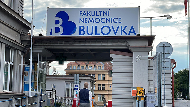 Na Bulovce popálili rodičku při císařském řezu. Případ začala vyšetřovat policie