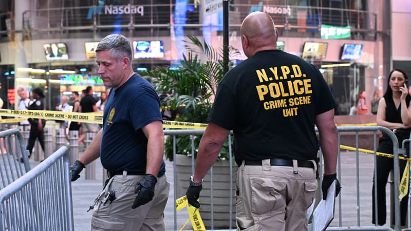 Žena bodala na Times Square do náhodných lidí, policie ji zastřelila. Incident zachytilo video