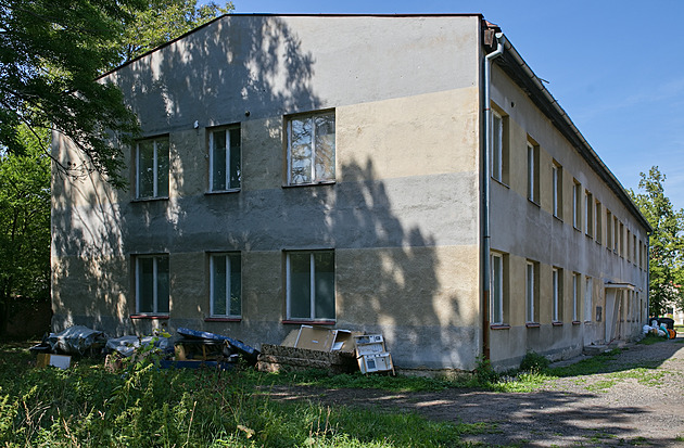 Konec problémové ubytovny v Drahomyšli. Zastupitelé schválili odkup