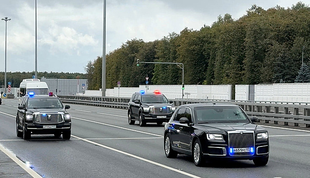 Trumpovi vyjednavači dorazili do Moskvy, Rusko udeřilo na letiště v Kyjevě