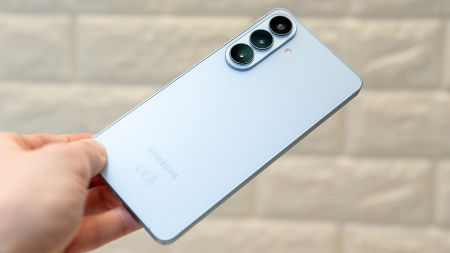 Návrat do pravěku? Databáze odhalila rychlost nabíjení u chystaných modelů Galaxy S27 a S27+