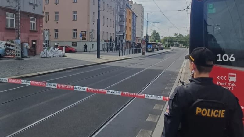 Policejní manévry v Praze: Muž v jednom z bytů hrozil sebevraždou, na policisty vytáhl zbraň