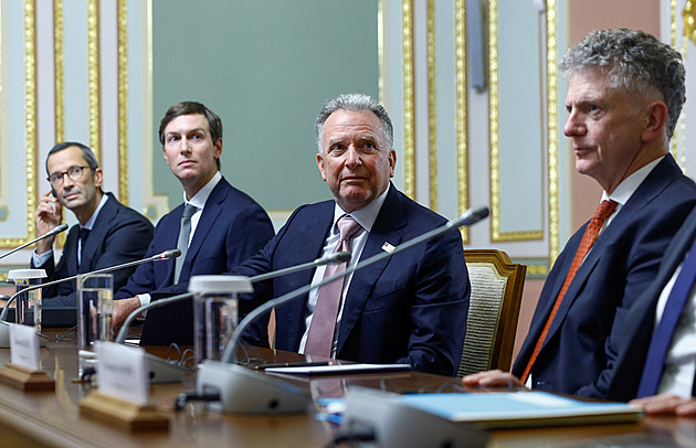 Není vám odporné sedět vedle Putina? Ukrajinští novináři pálili do Kushnera s Witkoffem
