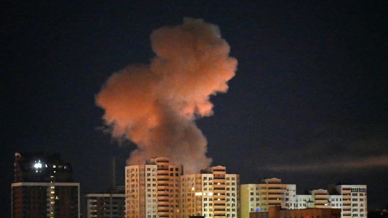 Kyjev opět pod palbou ruských raket, ve městě hoří budovy. Ukrajinci zaútočili na Saratov