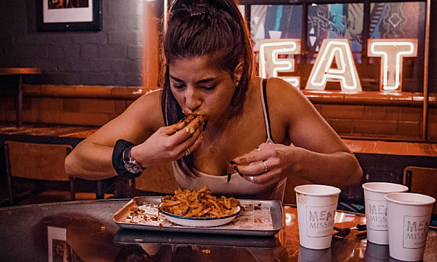 Vypadá jako fitness trenérka, ale sní 12 párků za minutu a má 42 rekordů za „žraní“
