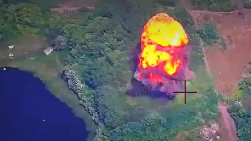 Záběry masivní exploze: Ukrajinci rozmetali na kusy ruský salvový raketomet i muniční sklad
