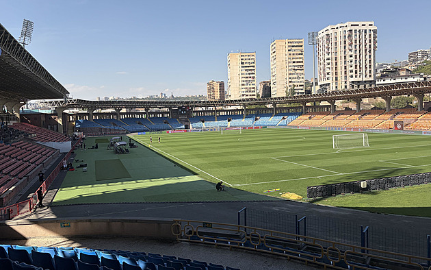 Rok poté. Sparta v Jerevanu proti stejnému soupeři, bez 11 hráčů a na jiném stadionu