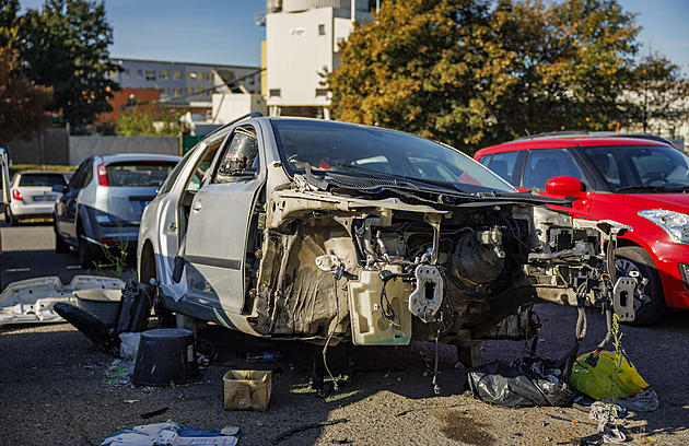 Odstranit autovraky z ulic trvá měsíce, pomáhají botičky i práce v terénu