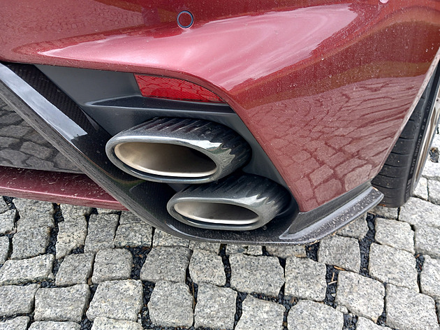Dieta plná stejků. Aston Martin DB12 ve verzi S zhubl do plavek
