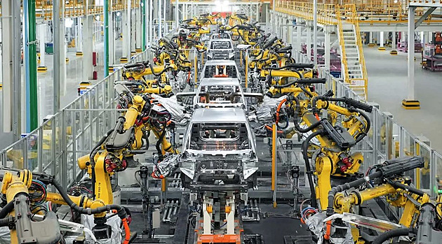 ANALÝZA: Automobilka už není strojírna. Čína to pochopila, proto válcuje zbytek světa