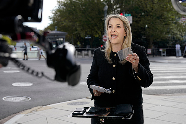 Porušil první dodatek ústavy, žalují média Trumpa kvůli vyhazovu z Bílého domu