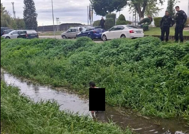 Běsnící golem ohrožoval lidi pálkou, před policisty prchl do stoky
