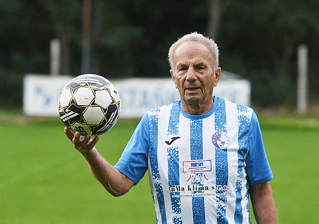 Nejstarší fotbalista v Česku: je mu 79 let, objímá stromy, uteče i dvacetiletým