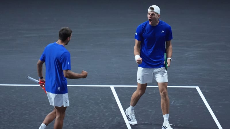 Menšík s Cobollim uspěli ve čtyřhře a Evropa sahá po Laver Cupu. Mečbol má na raketě Zverev