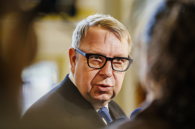 Nechat péči o staré jen na státu? To nejde. Juchelka o důchodech i škrtech