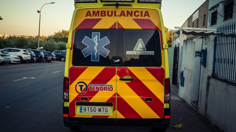 Po zřícení střechy baru utrpěla zranění řada hostů. Španělští záchranáři prohledávají trosky