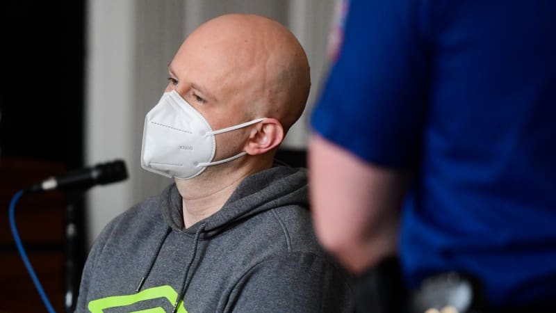 Pražský expolicista zavraždil sousedku a znásilnil vlastní matku. Za mřížemi stráví 28 let