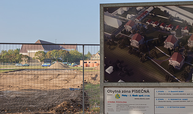 Dělníci našli v kasárnách lidské ostatky, může jít o oběť poválečného masakru