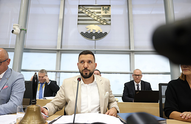 Ticho, pak potlesk. Zástupce AfD se stal poprvé předsedou zemského směnu