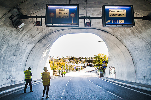 Uvnitř zavřeného tunelu, kvůli němuž stojí doprava v Brně. Na opravu je nejvyšší čas