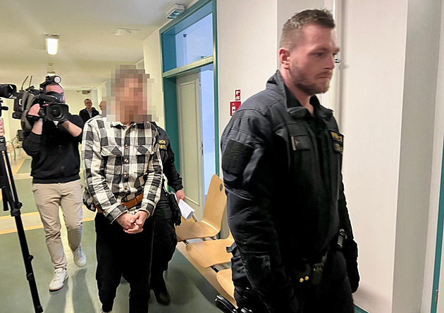 Opilý a zdrogovaný surově ubil batole, viní otce. Soud začne řešit tragédii z ubytovny