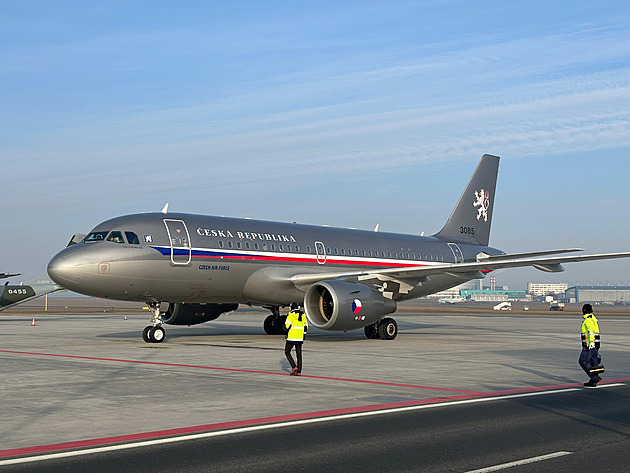Závada vládního airbusu zkomplikovala Bednárikovi a jeho doprovodu cestu v Asii