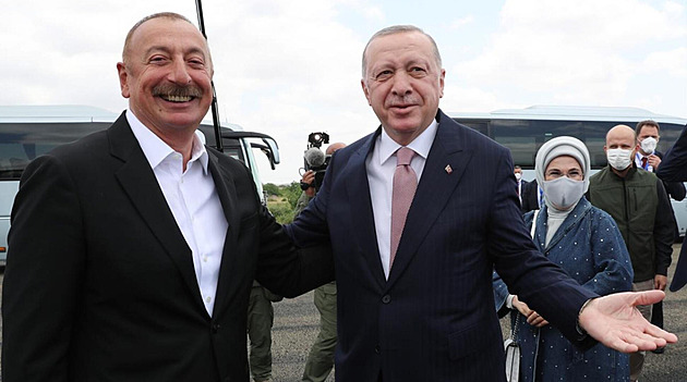 Ázerbájdžán se rozhádal s Turky. Věrné spojenectví pokazily děti v hidžábech