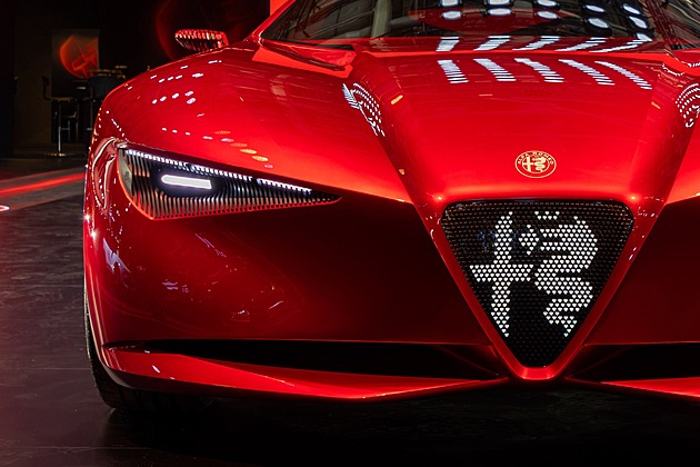 Alfa záření v Paříži. Největší sexbomba autosalonu je benzinovou rebelií