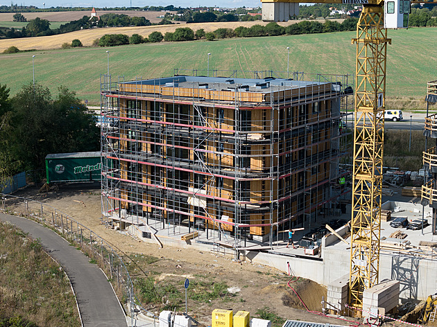 Dřevostavby dražší než beton. Investoři tlačí na osekání pravidel