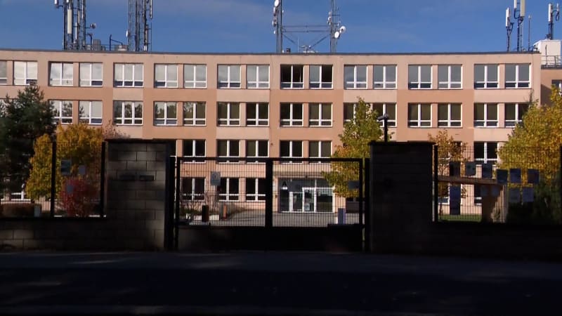 Rodiče sepisují petici za odvolání ředitele školy. Selhal a způsobil nákazu, tvrdí