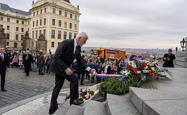 Letectvo nad Prahou a piety. Pavel udělil nejvyšší hodnost, povýšil dvakrát víc lidí