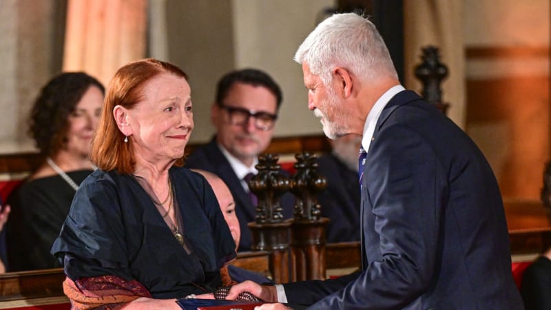 PŘEHLEDNĚ: Čáslavská, Kubera, Forman i Janžurová. Prezident vyznamenal 51 osobností