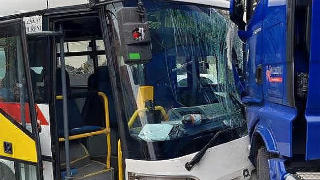 Autobus na Jihlavsku čelně narazil do kamionu, deset lidí se zranilo