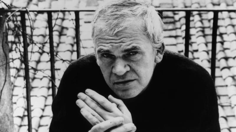 Kundera je opět bez nejvyššího státního vyznamenání. Jaká jsou pro a proti?